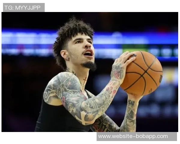 鲍尔半场状态低迷三分球三投零中仅得四分三篮板五助攻一抢断